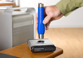 Security-guard-downloading-patrol-checkpoint-data